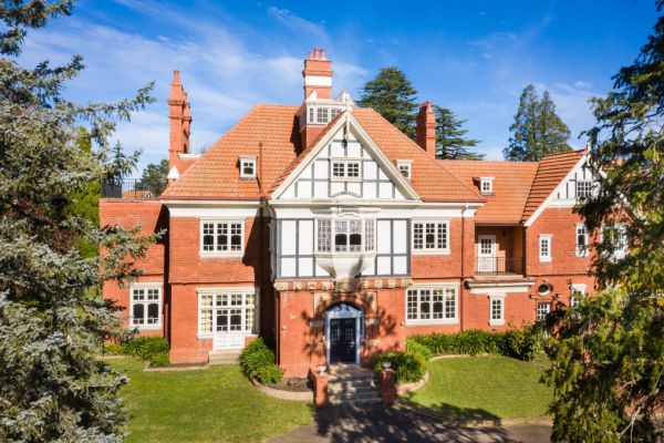 Anglewood House