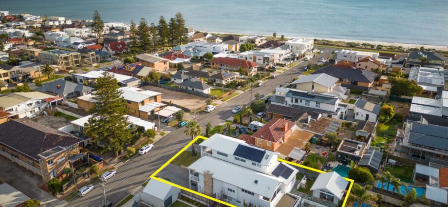 18 Renwick St, West Beach