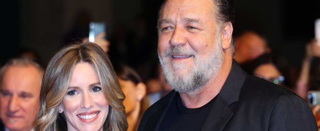 Britney Theriot is the girlfriend of Russell Crowe