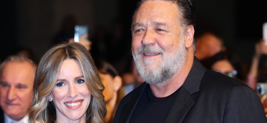 Britney Theriot is the girlfriend of Russell Crowe