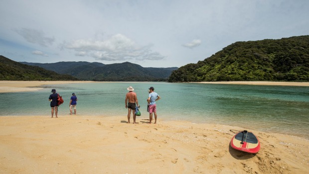 visitors-to-awaroa-bay-in-the-abel-tasman-national-park